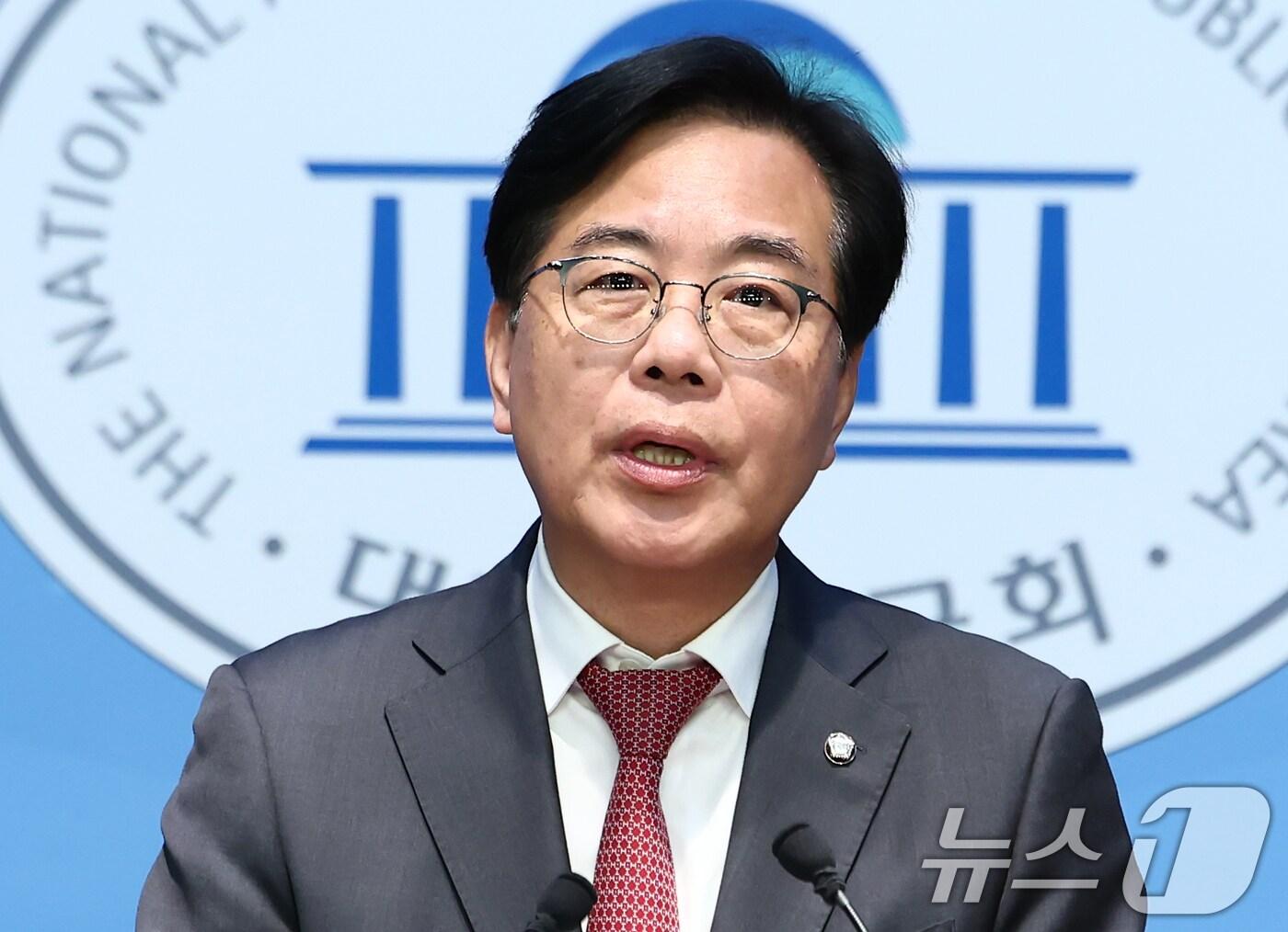 본문 이미지 - 송언석 국민의힘 의원이 12일 오전 서울 여의도 국회 소통관에서 원내대표 출마 기자회견을 하고 있다. 2025.6.12/뉴스1 ⓒ News1 김민지 기자