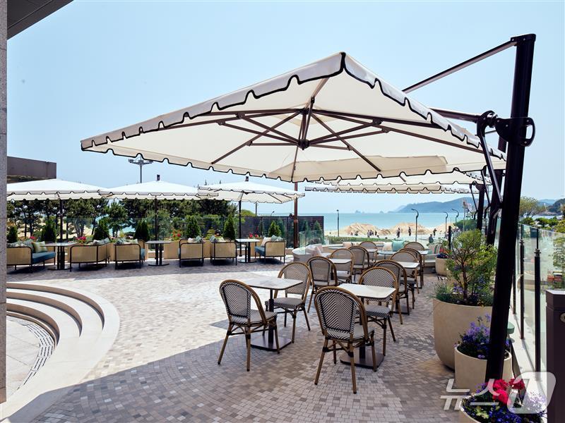 본문 이미지 - 2_그랜드 조선 부산_라운지앤바 테라스292 전경.(그랜드 조선 부산 제공. 재판매 및 DB 금지)