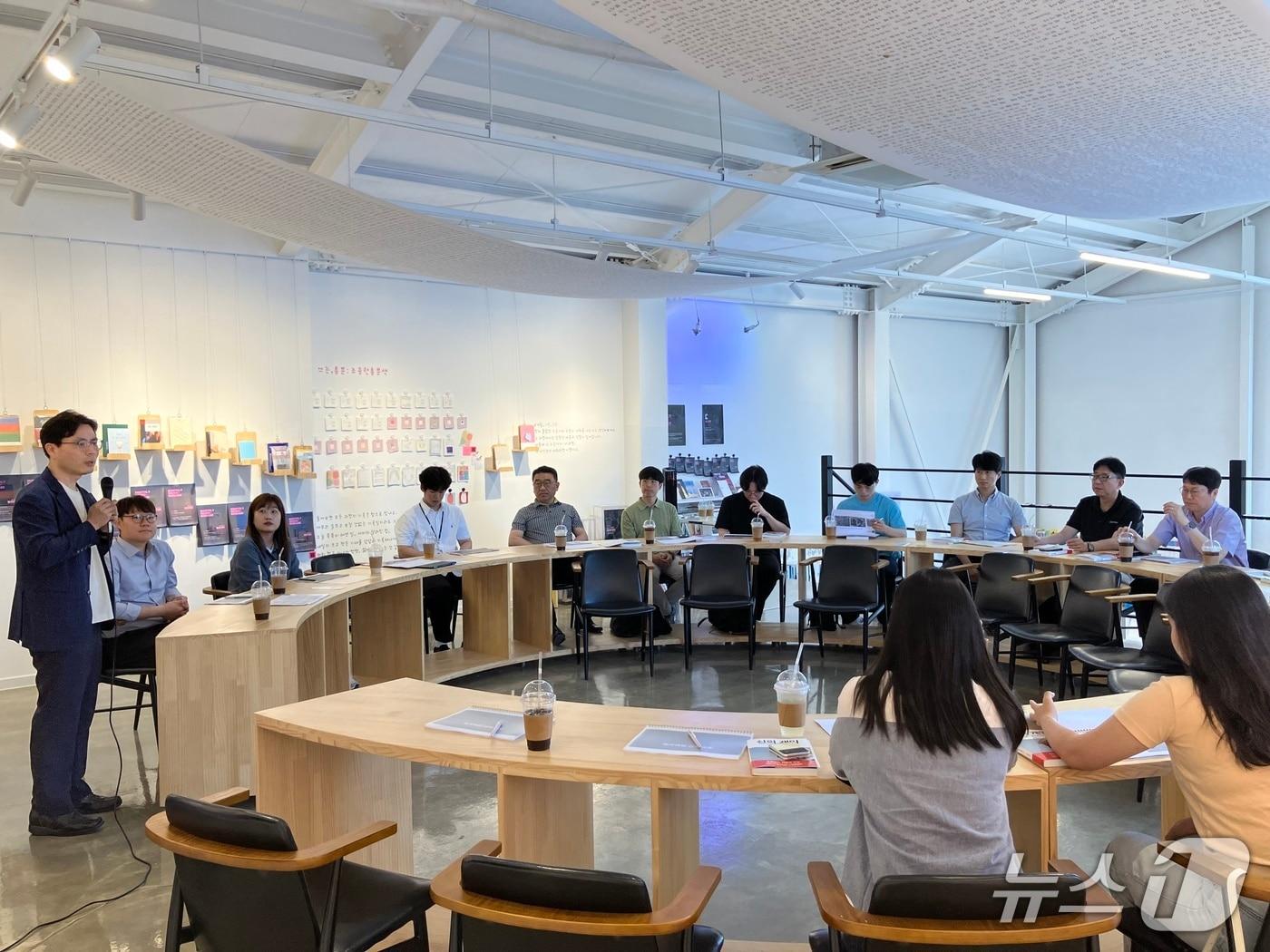 본문 이미지 - 한국중부발전 '제1기 Book 프론티어'로 선발된 직원들이 손정 작가의 강의를 들으며 독서역량 강화 교육을 받고 있다.(사진제공=중부발전)