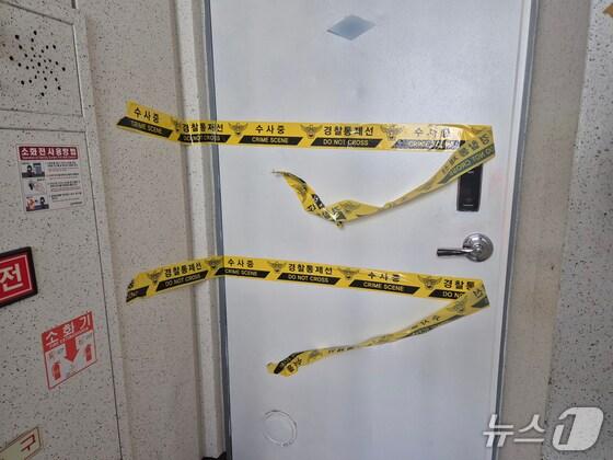 본문 이미지 -  50대 여성이 흉기에 찔려 숨진 대구 달서구의 아파트 입구에 경찰 폴리스라인이 설치됐다.(독자 제공.재판매 및 DB 금지)