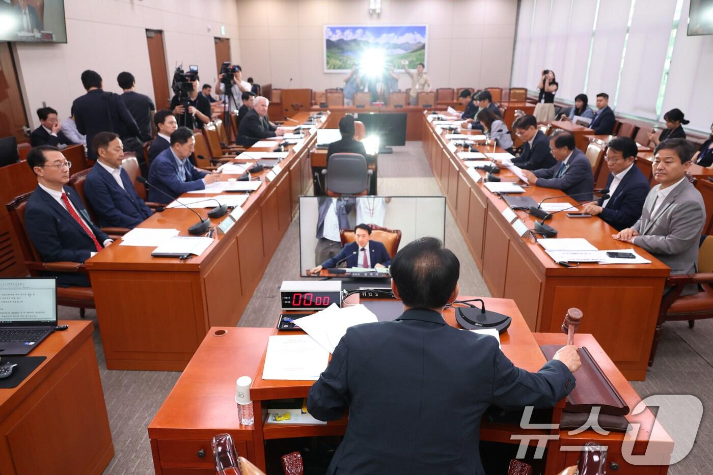 김석기 국회 외통위원장이 12일 오전 서울 여의도 국회에서 열린 외교통일위원회 전체회의에서 찰스 랭글&#40;Charles B. Rangel&#41; 전 미 하원의원 추모 결의안을 가결하고 있다. 2025.6.12/뉴스1 ⓒ News1 이광호 기자