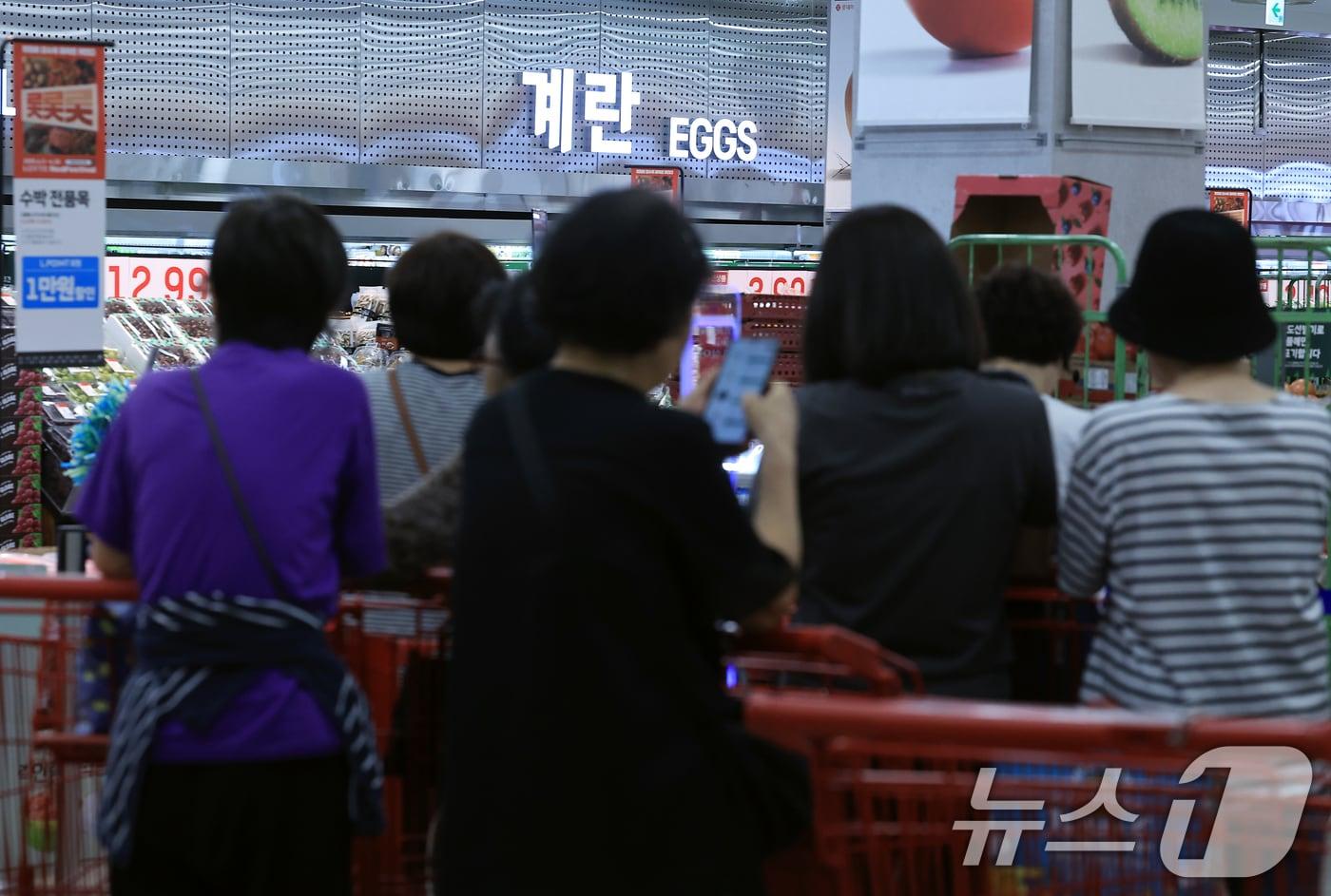 12일 오전 서울 중구 한강대로 롯데마트 제타플렉스 서울역점을 찾은 고객들이 마트 오픈을 기다리고 있다.  2025.6.12/뉴스1 ⓒ News1 박정호 기자