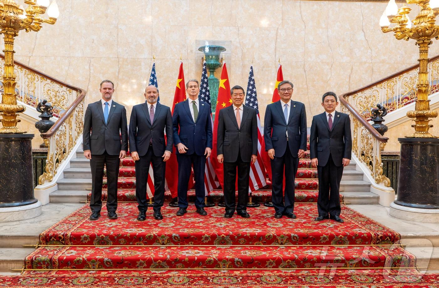 스콧 베선트 미국 재무부 장관과 허리펑 중국 부총리가 2025년 6월 9일 영국 런던에서 제이미슨 그리어 미국 무역대표부 대표, 하워드 러트닉 미국 상무부 장관, 왕원타오 중국 상무부장(장관), 리청강 중국 국제무역 담판 대표 겸 상무부 부장관과 함께 사진 촬영을 위해 포즈를 취하고 있다.ⓒ 로이터=뉴스1