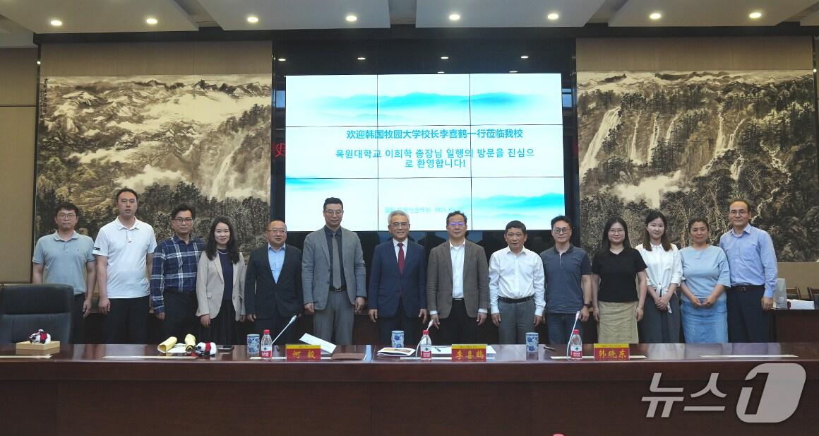 본문 이미지 - 중국의 청두사범대에서 열린 교육 협력 확대를 위한 회의에서 양 대학 관계자들이 기념 촬영을 하고 있다.(목원대 제공.재판매 및 DB금지)/뉴스1 