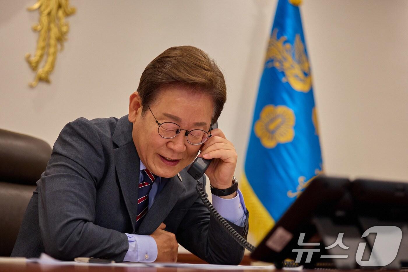 이재명 대통령이 12일 서울 용산구 대통령실 청사 집무실에서 르엉 끄엉 베트남 국가주석과 전화 통화를 하고 있다. (대통령실 제공. 재판매 및 DB 금지) 2025.6.12/뉴스1 ⓒ News1 박지혜 기자