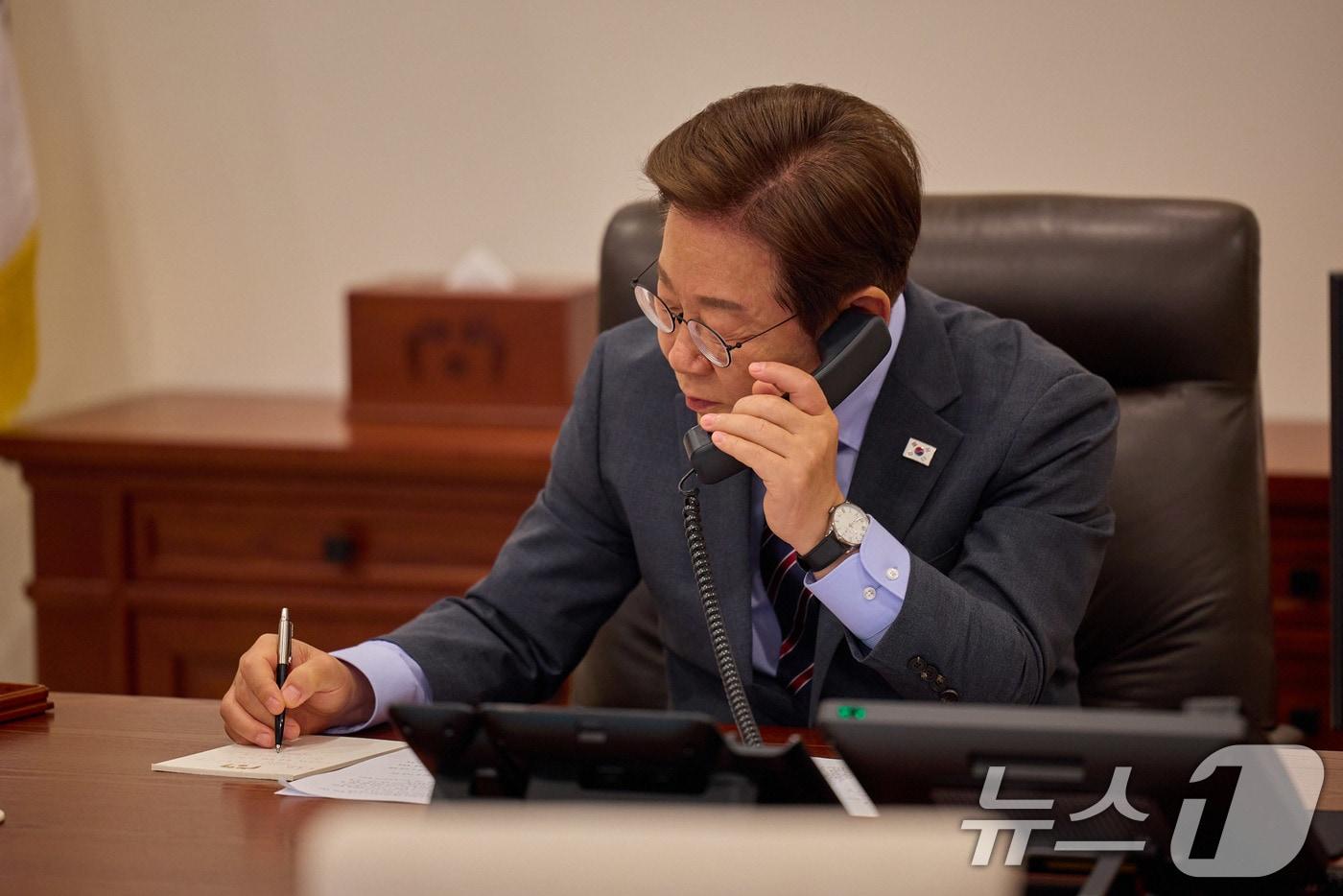 이재명 대통령이 서울 용산구 대통령실 청사 집무실에서 르엉 끄엉 베트남 국가주석과 전화 통화를 하고 있다. (대통령실 제공. 재판매 및 DB 금지) 2025.6.12/뉴스1 ⓒ News1 박지혜 기자