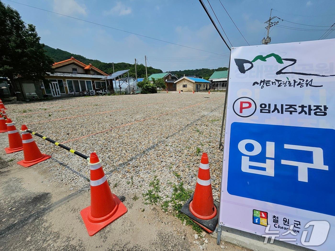 본문 이미지 - 지난해 6월 북한의 오물 풍선 살포에 따른 우리나라의 확성기 맞대응 당시 비무장지대&#40;DMZ&#41; 탐방로가 통제된 강원 철원 김화읍 생창리 생태평화공원 주차장.&#40;뉴스1 DB&#41;