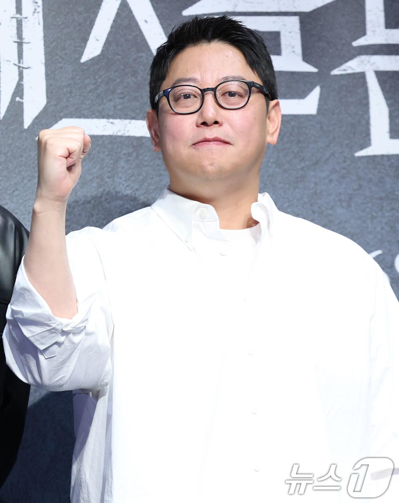 본문 이미지 - 이정훈 PD가 12일 서울 구로구 라마다서울신도림호텔에서 열린 STUDIO X+U 새 미드폼 드라마 '메스를 든 사냥꾼' 제작발표회에서 포즈를 취하고 있다. '메스를 든 사냥꾼'은 부검대 위에서 20년 전 죽은 줄 알았던 아빠이자 연쇄살인마 '재단사'의 익숙한 살인 방식을 발견한 부검의 세현(박주현 분)이 아빠의 먹잇감이 되지 않기 위해 경찰 정현(강훈 분)보다 먼저 그를 찾기 위해 나서는 범죄 스릴러다. 2025.6.12/뉴스1 ⓒ News1 권현진 기자