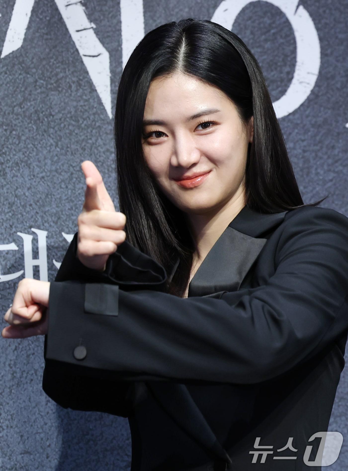 본문 이미지 - 배우 박주현이 12일 서울 구로구 라마다서울신도림호텔에서 열린 STUDIO X+U 새 미드폼 드라마 '메스를 든 사냥꾼' 제작발표회에서 포즈를 취하고 있다. '메스를 든 사냥꾼'은 부검대 위에서 20년 전 죽은 줄 알았던 아빠이자 연쇄살인마 '재단사'의 익숙한 살인 방식을 발견한 부검의 세현(박주현 분)이 아빠의 먹잇감이 되지 않기 위해 경찰 정현(강훈 분)보다 먼저 그를 찾기 위해 나서는 범죄 스릴러다. ⓒ News1 권현진 기자