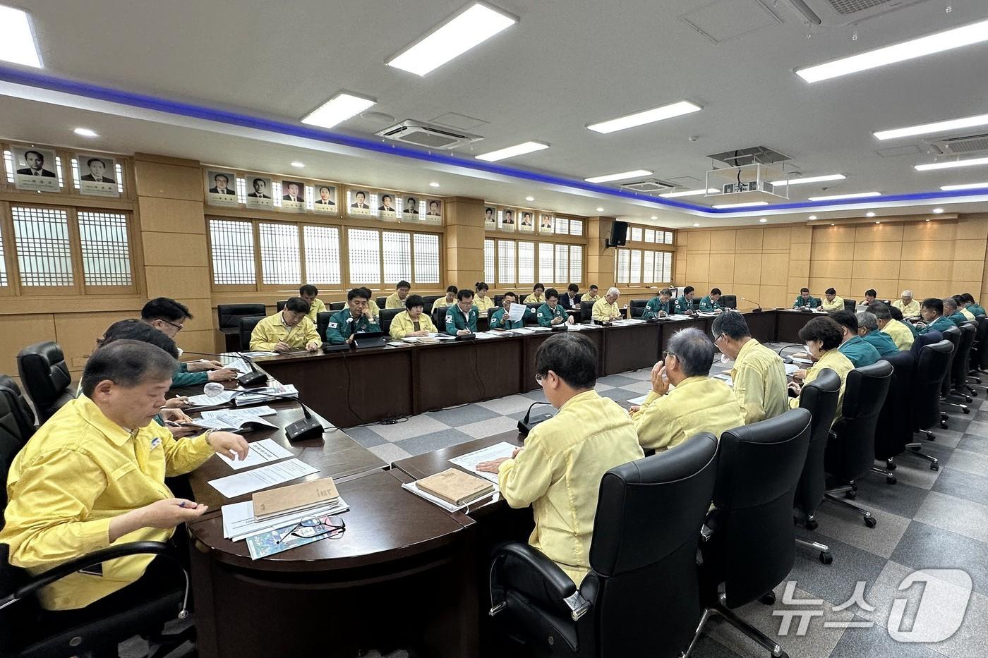 전북 무주군이 태풍과 호우, 폭염 등 여름철 자연 재난에 대비하는 대책회의를 진행하고 있다.&#40;무주군 제공. 재판매 및 DB금지&#41;