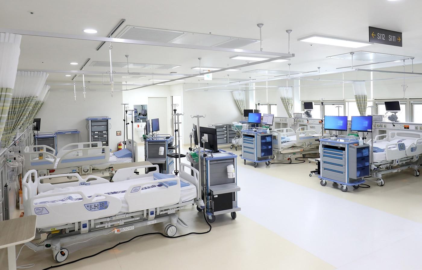 일산백병원은 중환자실을 기존보다 19병상 확장해 최대 69병상으로 운영하며, 고위험 환자에 대한 집중 치료 역량을 강화했다. 또한 투석실과 내시경실, 각종 검사실을 리모델링해 넓고 효율적인 진료 환경으로 개선했다.&#40;인제대학교 일산백병원 제공&#41;