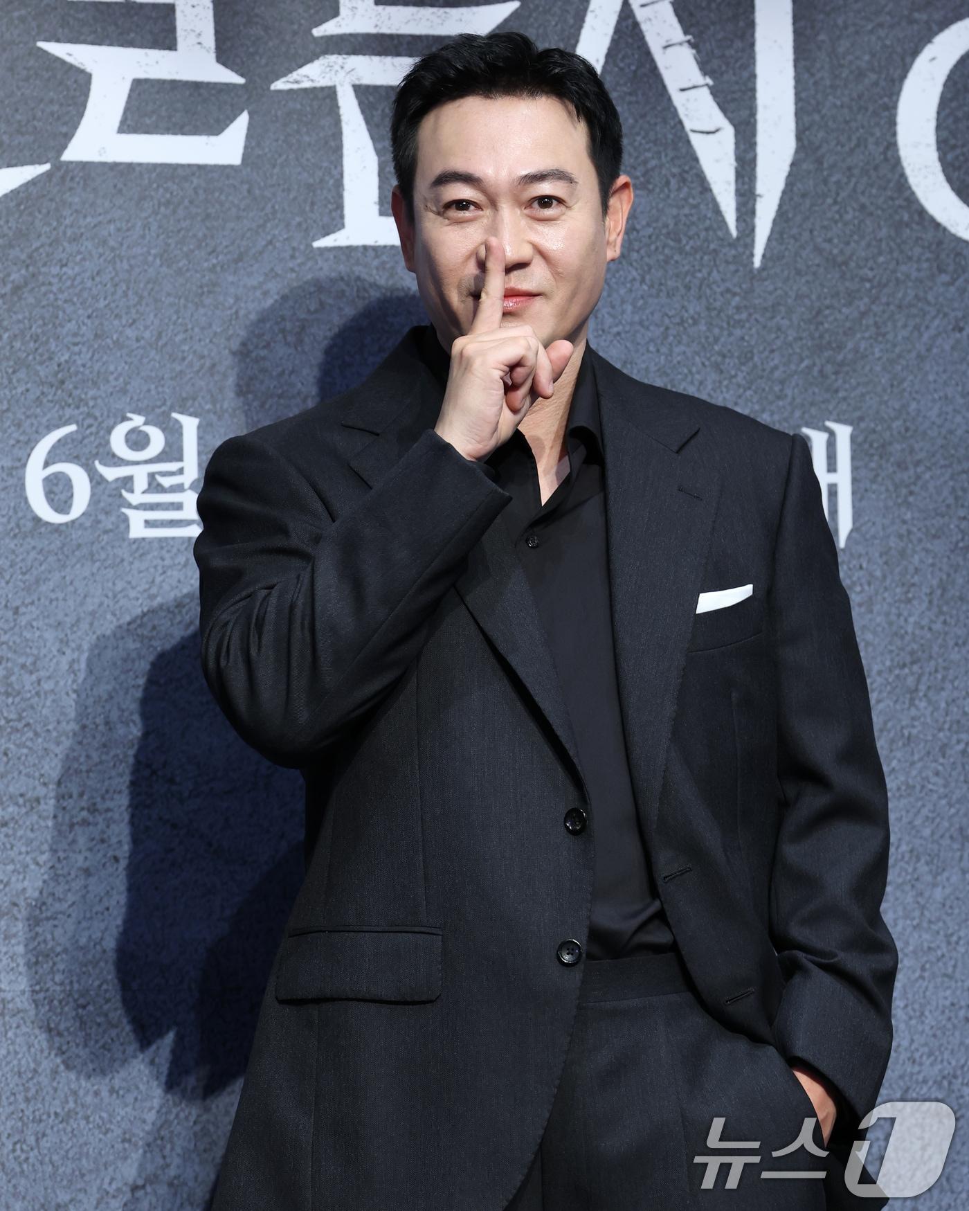 본문 이미지 - 배우 박둉우가 12일 서울 구로구 라마다서울신도림호텔에서 열린 STUDIO X+U 새 미드폼 드라마 '메스를 든 사냥꾼' 제작발표회에서 포즈를 취하고 있다. '메스를 든 사냥꾼'은 부검대 위에서 20년 전 죽은 줄 알았던 아빠이자 연쇄살인마 '재단사'의 익숙한 살인 방식을 발견한 부검의 세현(박주현 분)이 아빠의 먹잇감이 되지 않기 위해 경찰 정현(강훈 분)보다 먼저 그를 찾기 위해 나서는 범죄 스릴러다. ⓒ News1 권현진 기자