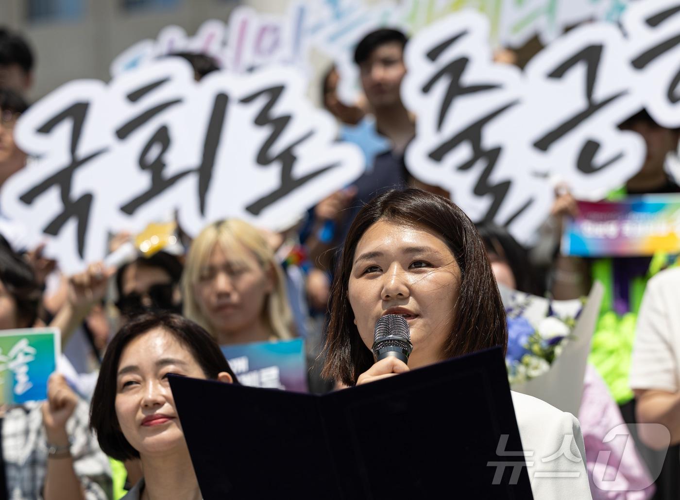 본문 이미지 - 위성락 국가안보실장과 강유정 대통령실 대변인의 사퇴로 공석이 된 비례대표 국회의원직을 승계한 손솔 의원이 12일 오전 서울 여의도에서 국회 본청 계단에서 열린 등원식에서 발언을 하고 있다. 2025.6.12/뉴스1 ⓒ News1 이재명 기자
