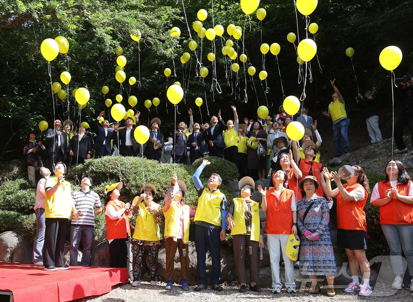 본문 이미지 - 12일 광주 동구 주남마을에서 열린 제12회 기역이니은이 인권 문화제에서 참석자들이 희생자를 추모하는 노란 풍선을 날리고 있다.  (광주 동구 제공. 재판매 및 DB 금지) 2025.6.12/뉴스1 