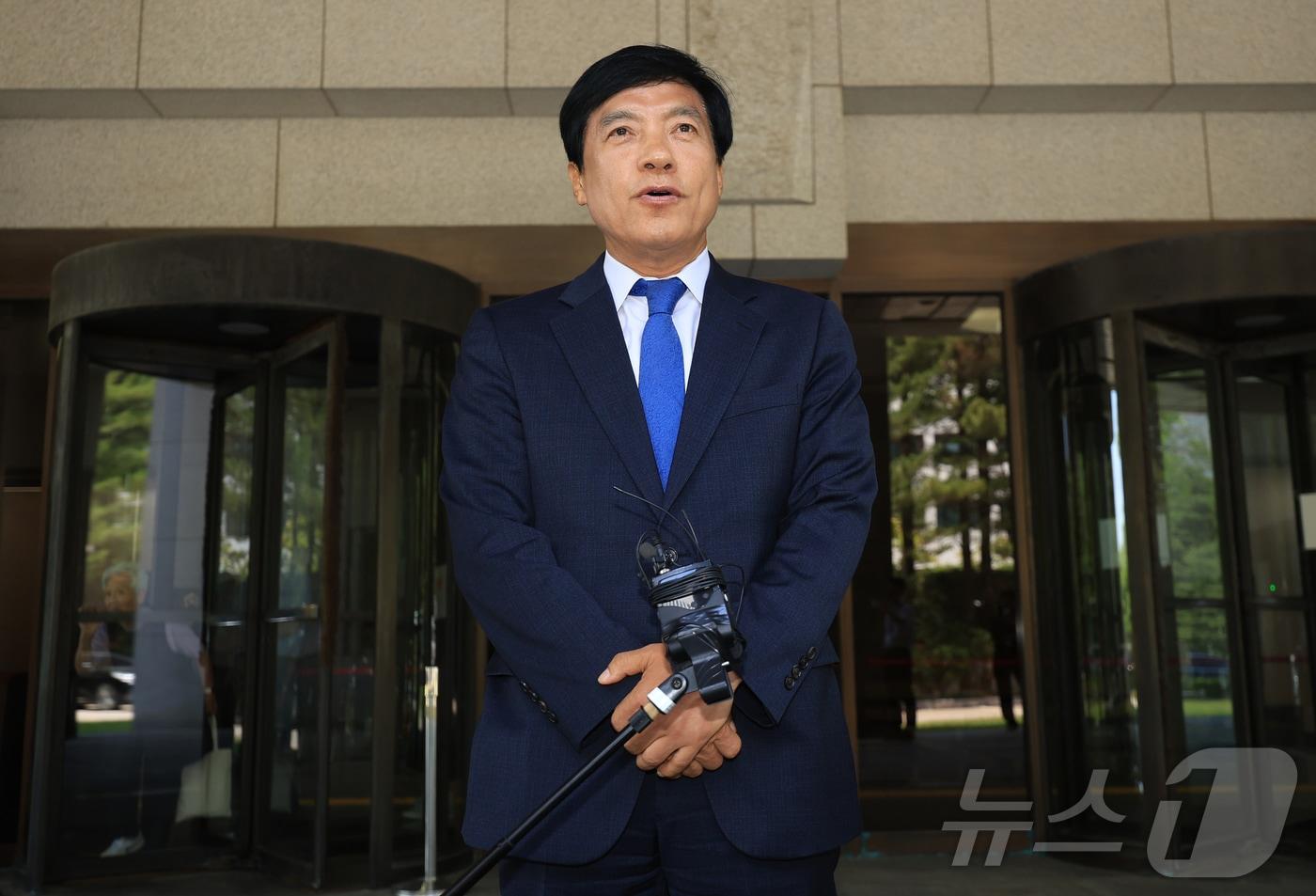 이성윤 더불어민주당 의원이 지난 6월 12일 서울 서초구 대법원에서 대법원 3부 선고를 마친 뒤 입장을 발표하고 있다.  2025.6.12/뉴스1 ⓒ News1 김진환 기자