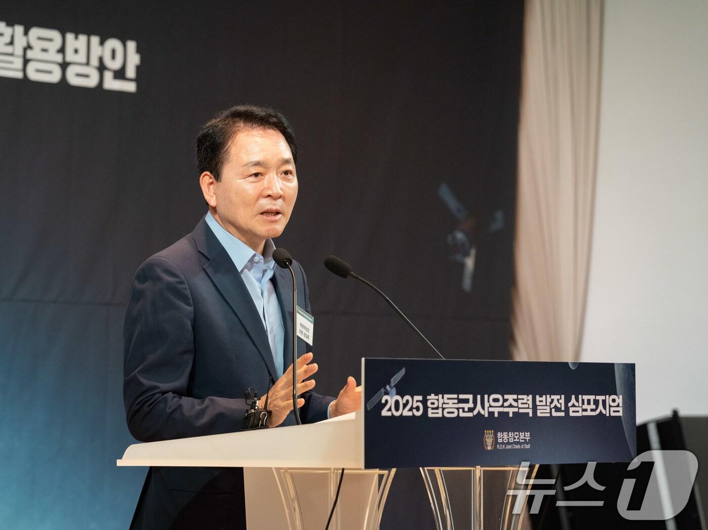 본문 이미지 - 성일종 국방위원장이 12일 서울 용산구 국방컨벤션에서 열린 '2025 합동군사우주력 발전 심포지엄'에서 축사를 하고 있다. (합동참모본부 제공. 재판매 및 DB 금지) 2025.6.12/뉴스1