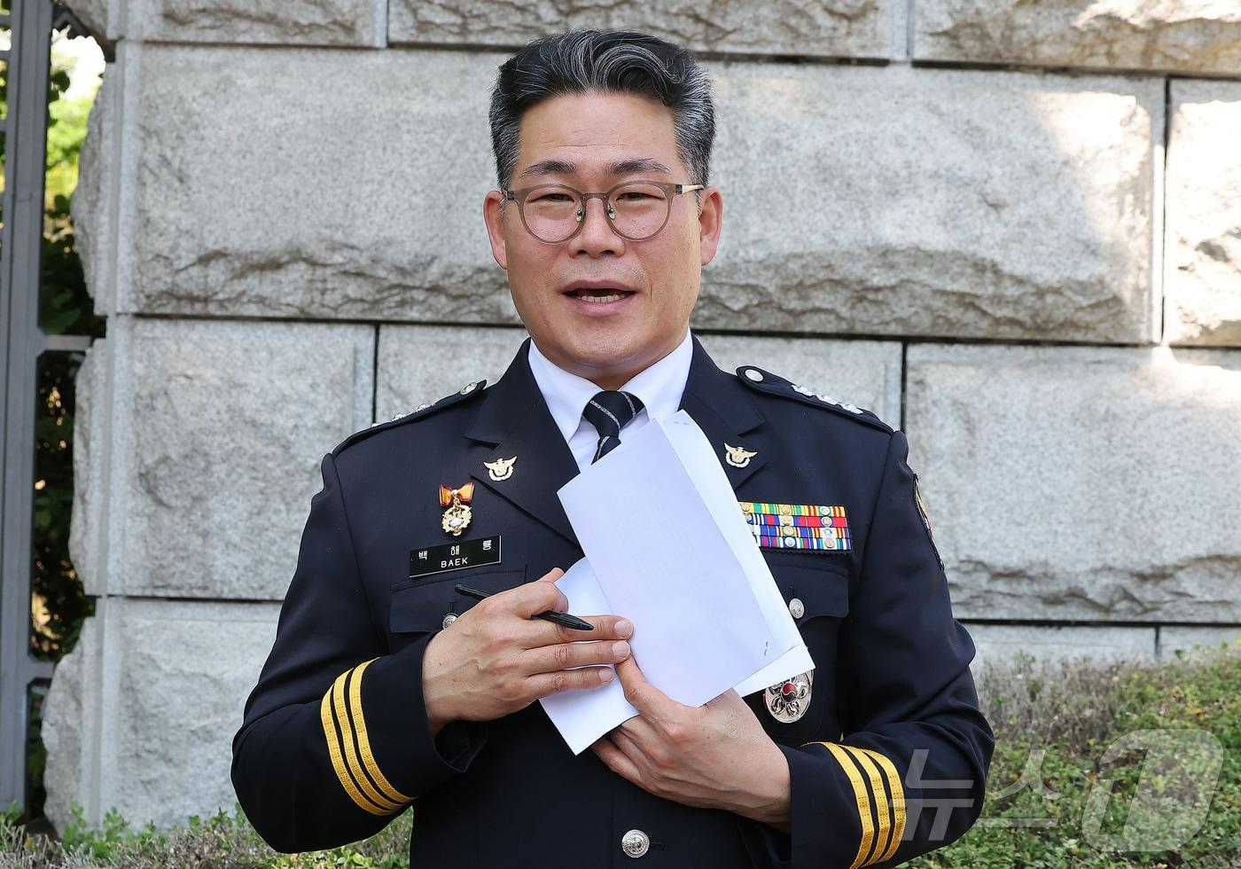 본문 이미지 - 인천세관 마약 사건의 수사 외압 의혹을 제기한 백해룡 경정이 12일 오전 서울 서초구 대검찰청 앞에서 인천세관 마약 밀수 연루 의혹과 관련한 합동수사팀 출범에 대한 입장을 밝히고 있다. 2025.6.12/뉴스1 ⓒ News1 김진환 기자