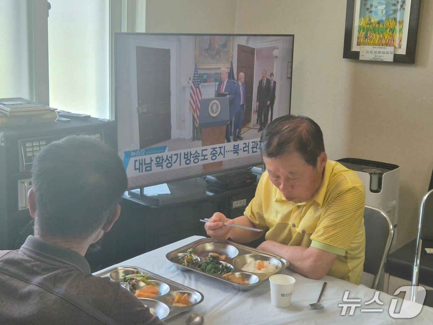 본문 이미지 - 인천 강화군 당산리 마을회관에서 한 주민이 '북한의 대남방송 중단'과 관련한 뉴스를 시청하고 있다.(이시명 기자/뉴스1)