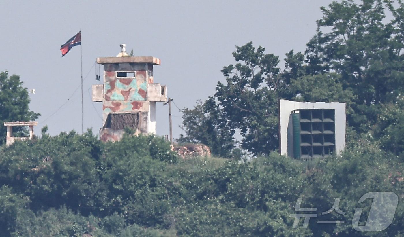 경기 파주시 접경지역에서 바라 본 북측 초소와 대남 확성기. 2025.6.12/뉴스1 ⓒ News1 김도우 기자