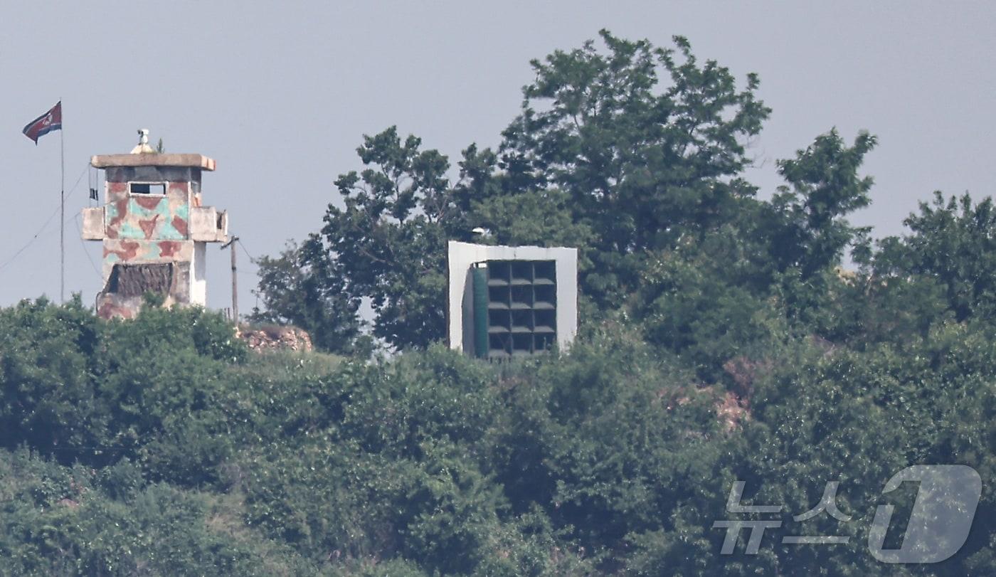  경기 파주시 접경지역에서 바라본 북측 초소와 대남 확성기 2025.6.12/뉴스1 ⓒ News1 김도우 기자