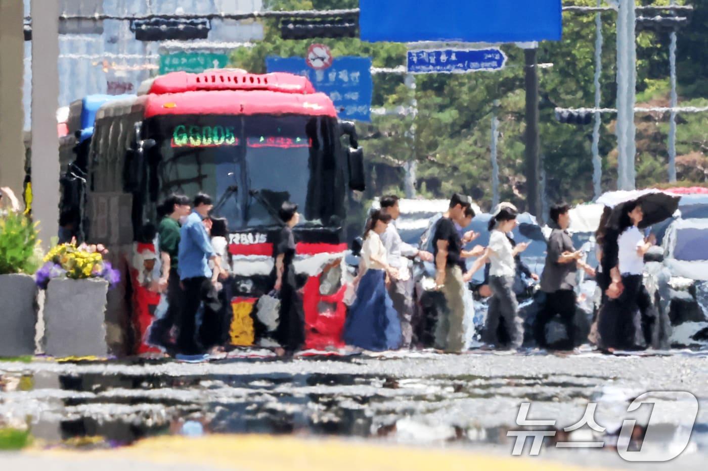 서울 지역 낮 최고기온이 31도까지 올라 초여름 더위가 찾아온 12일 서울 영등포구 여의도 여의대로 일대 뜨겁게 달궈진 아스팔트 위로 아지랑이가 피어오르고 있다. 2025.6.12/뉴스1 ⓒ News1 민경석 기자