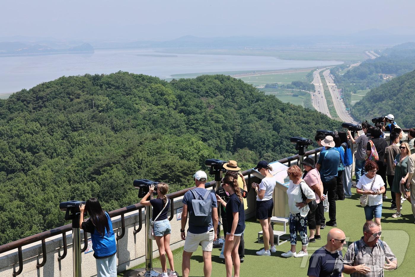 경기도 파주시 오두산전망대에서 관광객들이 북녘 황해북도 개풍군 마을 일대를 살펴보고 있다.  2025.6.12/뉴스1 ⓒ News1 김도우 기자