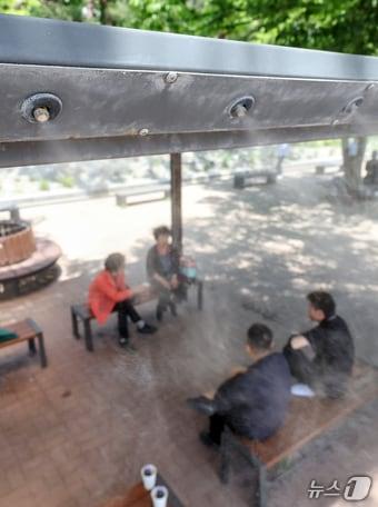 본문 이미지 - 서울 지역 낮 최고기온이 31도까지 올라 초여름 더위가 찾아온 12일 서울 영등포구 여의도공원에서 시민들이 쿨링포그 아래에 앉아 무더위를 쫓고 있다. 2025.6.12/뉴스1 ⓒ News1 민경석 기자