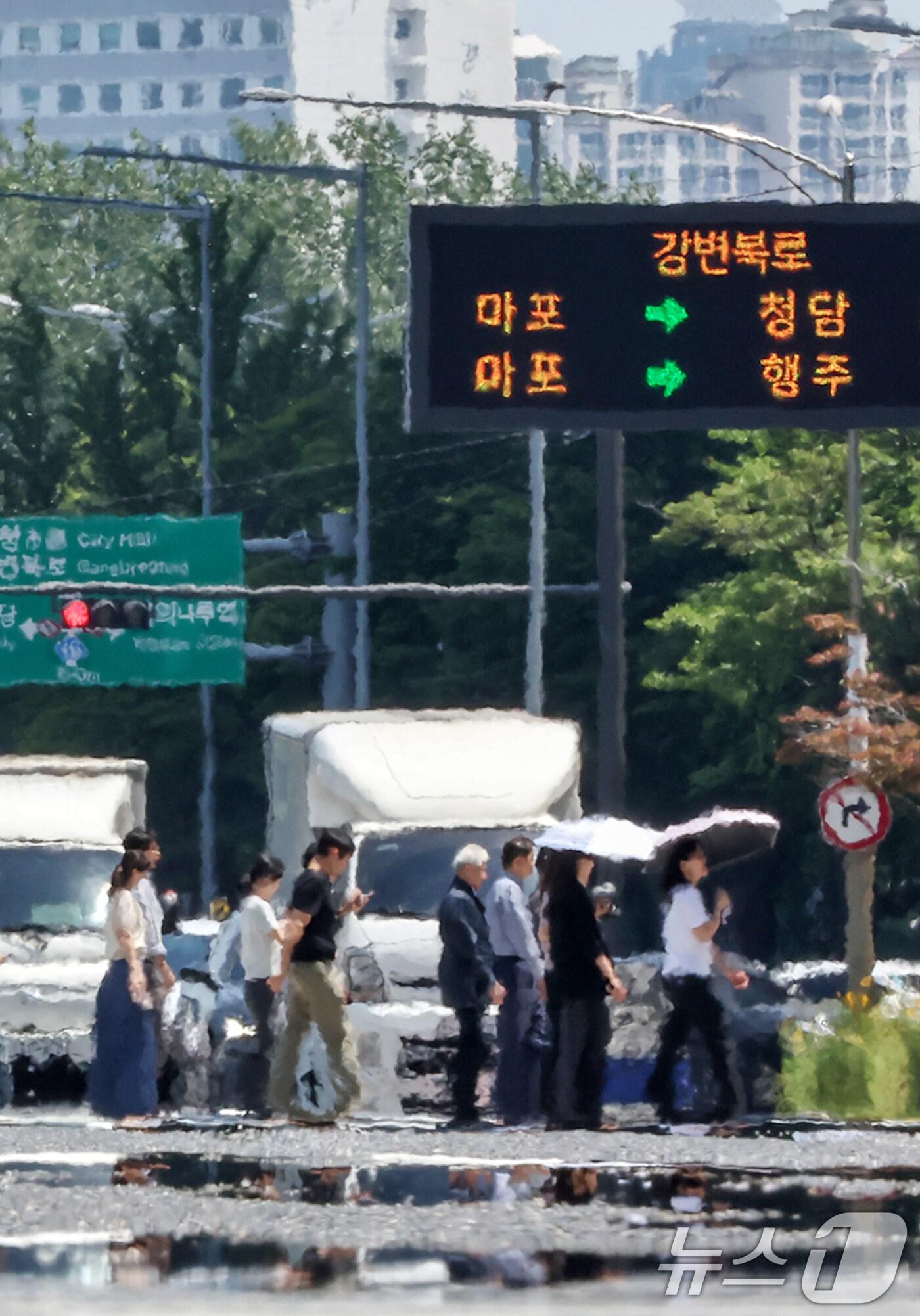본문 이미지 - 아스팔트 위로 아지랑이가 피어오르고 있다.(사진은 기사 내용과 무관함) / 뉴스1 ⓒ News1