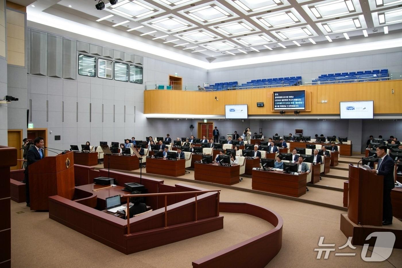 12일 전북도의회 정례회 제3차 본회의에서 윤수봉 도의원이 김관영 지사와 일문일답을 하고 있다.&#40;의회제공. 재판매 및 DB금지&#41;2025.6.12/뉴스1