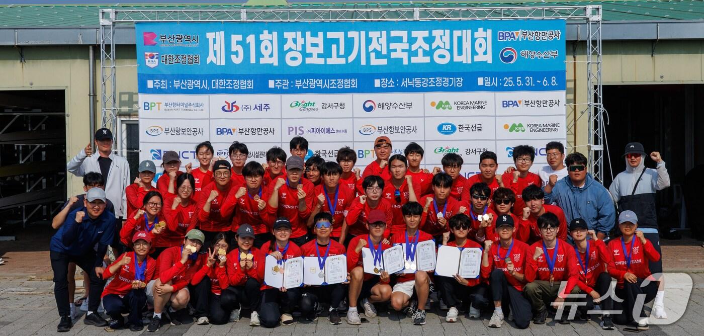  포스텍 조정부가 제51회 부산 장보고기 전국조정대회에서 여자대학부 종합 우승을 차지했다.  시상식 후 선수들이 기념촬영을 하고 있다. (포스텍 제공, 재판매 및 DB 금지) 2025.6.12/뉴스1