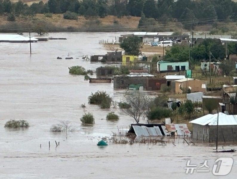 본문 이미지 - 남아프리카공화국 이스턴 케이프주(州)에서 홍수와 산사태가 발생해 최소 49명이 숨졌다.(자카란다FM 갈무리).