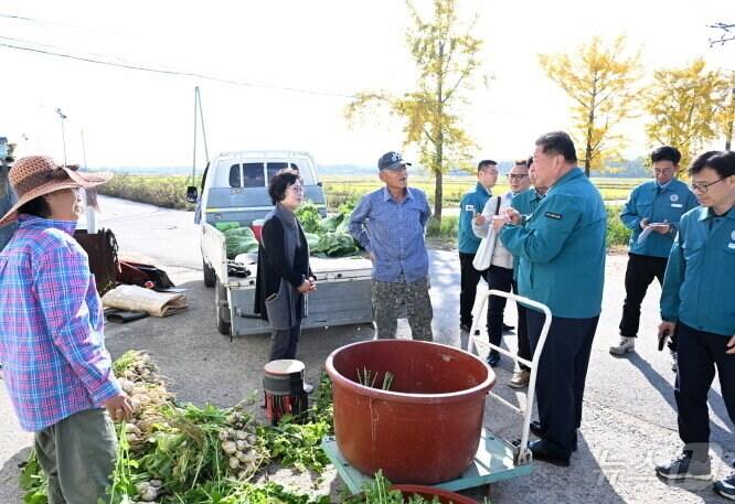 본문 이미지 - 지난해 10월 31일 김경일 파주시장이 대남방송으로 고통을 겪고 있는 민통선 대성동 마을을 방문해 주민들과 피해 상황을 이야기하고 있다. &#40;파주시 제공, 재판매 및 DB금지&#41;