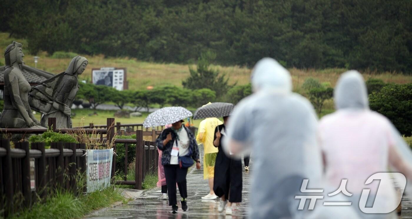 12일 오후 제주 서귀포시 안덕면 송악산 인근에 올해 첫 장맛비가 내리고 있다. 2025.6.12/뉴스1 ⓒ News1 고동명 기자