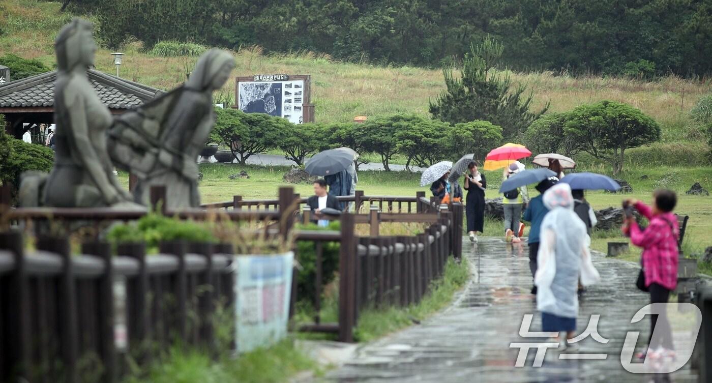 12일 오후 제주 서귀포시 안덕면 송악산 인근에 올해 첫 장맛비가 내리고 있다.2025.6.12/뉴스1 ⓒ News1 고동명 기자