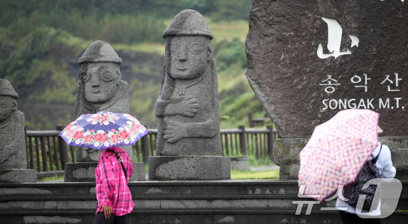12일 오후 제주 서귀포시 안덕면 송악산 인근에 올해 첫 장맛비가 내리고 있다. 2025.6.12/뉴스1 ⓒ News1 고동명 기자