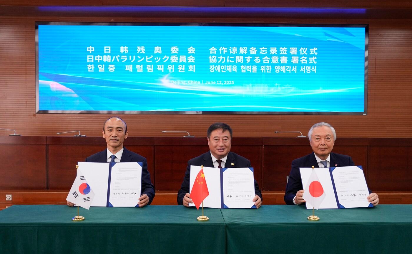12일 중국장애인체육훈련센터에서 열린 한중일 3개국 패럴림픽 스포츠 발전을 위한 업무협약식에서 각국 대표들이 기념촬영을 하고 있다.  왼쪽부터 정진완 회장, 중국NPC 용 지준 사무총장, 일본NPC 카즈유키 모리 위원장.(대한장애인체육회 제공)
