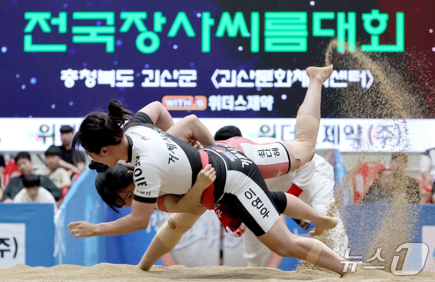 충북 괴산군청 직장운동경기부 여자씨름단(감독 이광석)이 '2회 괴산유기농배 전국장사씨름대회' 단체전에서 창단 이래 첫 우승을 차지했다.(괴산군 제공, 재판매 및 DB금지)/뉴스1