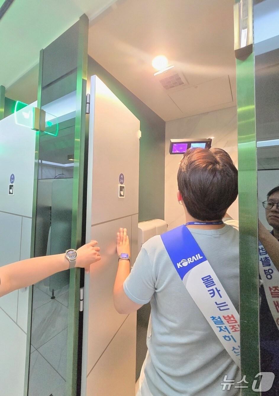 본문 이미지 - 대전역 화장실 불법촬영카메라 점검(코레일 제공) /뉴스1