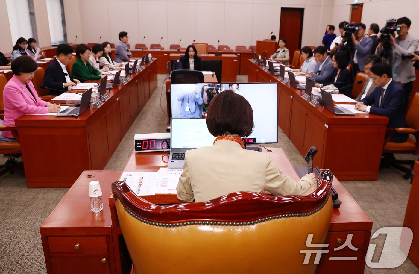 이인선 여성가족위원장이 12일 오후 서울 여의도 국회에서 열린 여가위 전체회의에서 간사 선임의 건 등을 상정하며 의사봉을 두드리고 있다. 2025.6.12/뉴스1 ⓒ News1 김민지 기자