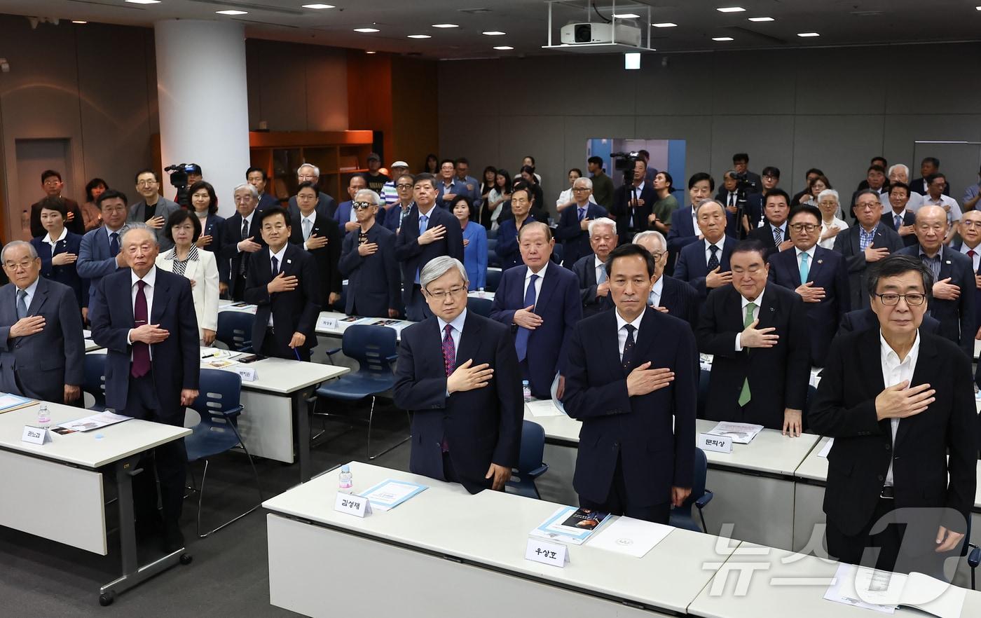 권노갑 김대중재단 이사장, 김성재 김대중노벨평화상기념관 이사장, 우상호 대통령실 정무수석 등 참석자들이 12일 서울 마포구 연세대 김대중도서관에서 열린 &#39;6·15 남북정상회담 25주년 기념식&#39;에서 국민의례를 하고 있다. 2025.6.12/뉴스1 ⓒ News1 김도우 기자