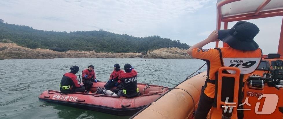 본문 이미지 - 전북소방본부가 해상구조훈련을 실시하고 있다.&#40;전북소방 제공. 재판매 및 DB금지&#41;