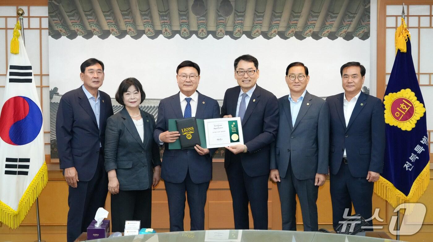 12일 문승우 전북도의장(왼쪽 세번째)이 국제라이온스협회로부터 감사장을 받고 있다.2025.6.12/뉴스1