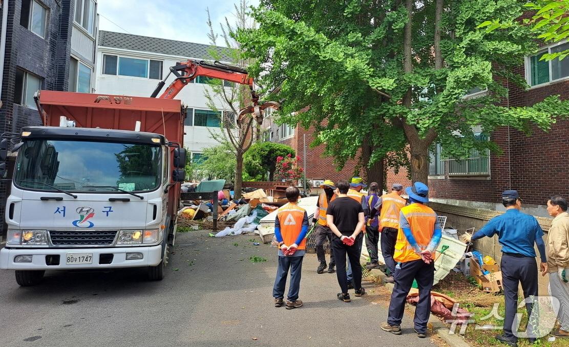 본문 이미지 - 쓰레기 정비(인천 서구 제공.재판매 및 DB금지)