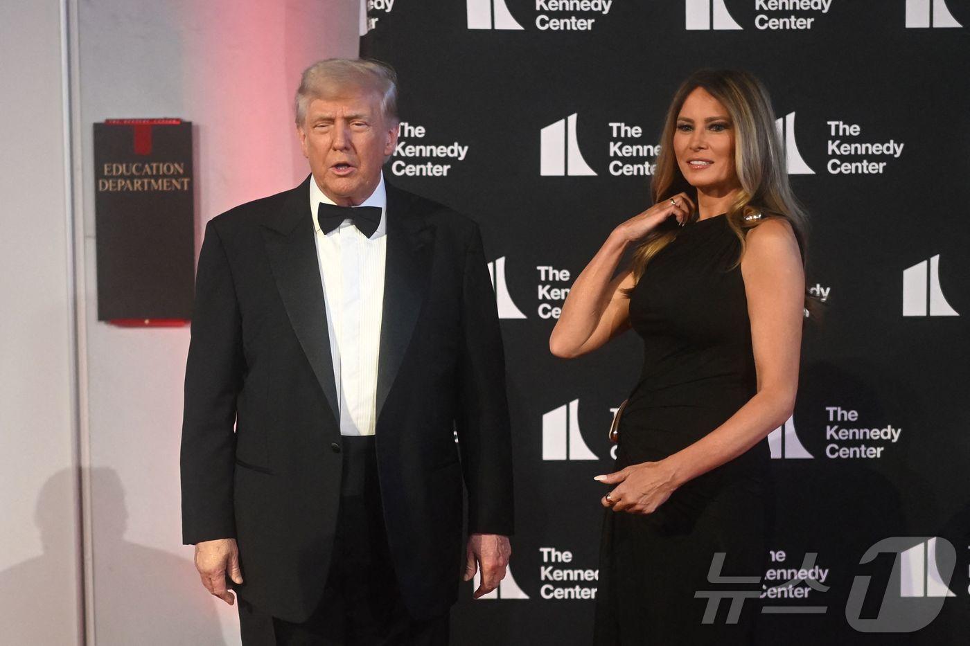 도널드 트럼프 미국 대통령과 멜라니아 트럼프 여사가 2025 년 6 월 11 일 워싱턴 DC의 케네디 센터에서 공연되는 &#39;레미제라블&#39;을 보기 위해 도착했다. 2025.06.11.ⓒ AFP=뉴스1
