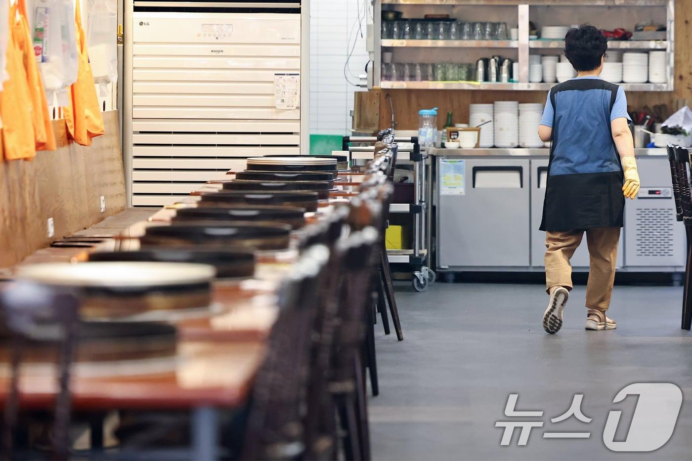 내수 경기 침체 장기화로 인해 숙박·음식점업 대출 잔액이 처음으로 90조 원을 넘어서면서 소상공인 위기가 깊어지고 있다. 12일 한국은행에 따르면 올해 1분기 숙박·음식점업 대출 잔액은 90조 4269억 원으로, 2022년 3분기 이후 가장 큰 증가 폭을 경신했다. 이날 서울 중구 명동의 한 식당이 낮 시간대 한산한 모습을 보이고 있다. 2025.6.12/뉴스1 ⓒ News1 민경석 기자