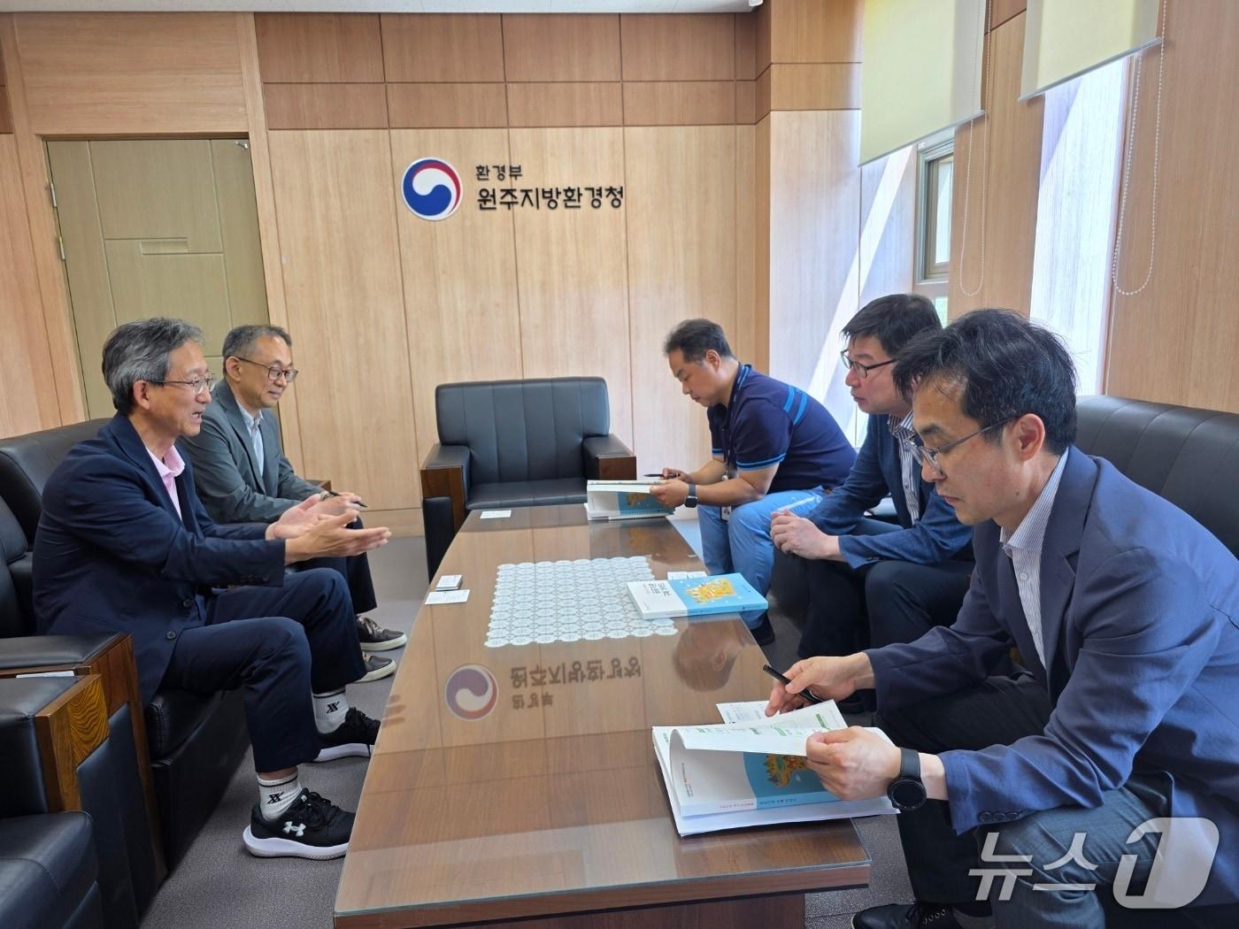 본문 이미지 - 강원조달청은 12일 원주환경청을 찾아 지역 중소기업 판로 확대 방안을 논의했다.(강원조달청 제공. 재판매 및 DB금지)/뉴스1