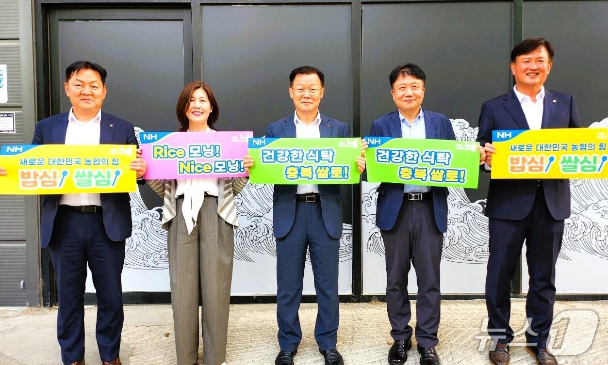 본문 이미지 - 왼쪽부터 임세빈 농협은행 충북본부장, 조은숙 LH 본부장, 이중호 한전 본부장, 백성철 KBS 총국장, 이용선 농협 총괄본부장&#40;충북농협 제공&#41;/뉴스1