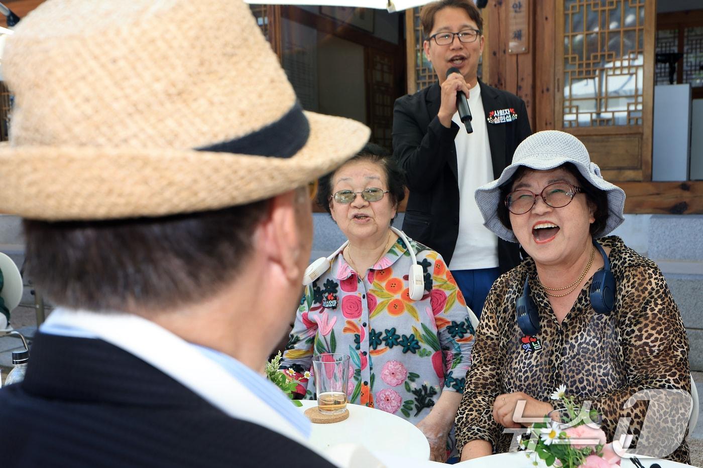 12일 오후 서울 종로구 창의문로 전통문화공간 무계원에서 열린 2025 어르신 솔로 프로젝트 1탄: 종로 굿라이프 챌린지에 참여한 65세 이상 싱글 어르신들이 즐거운 시간을 보내고 있다.2025.6.12/뉴스1 ⓒ News1 박정호 기자