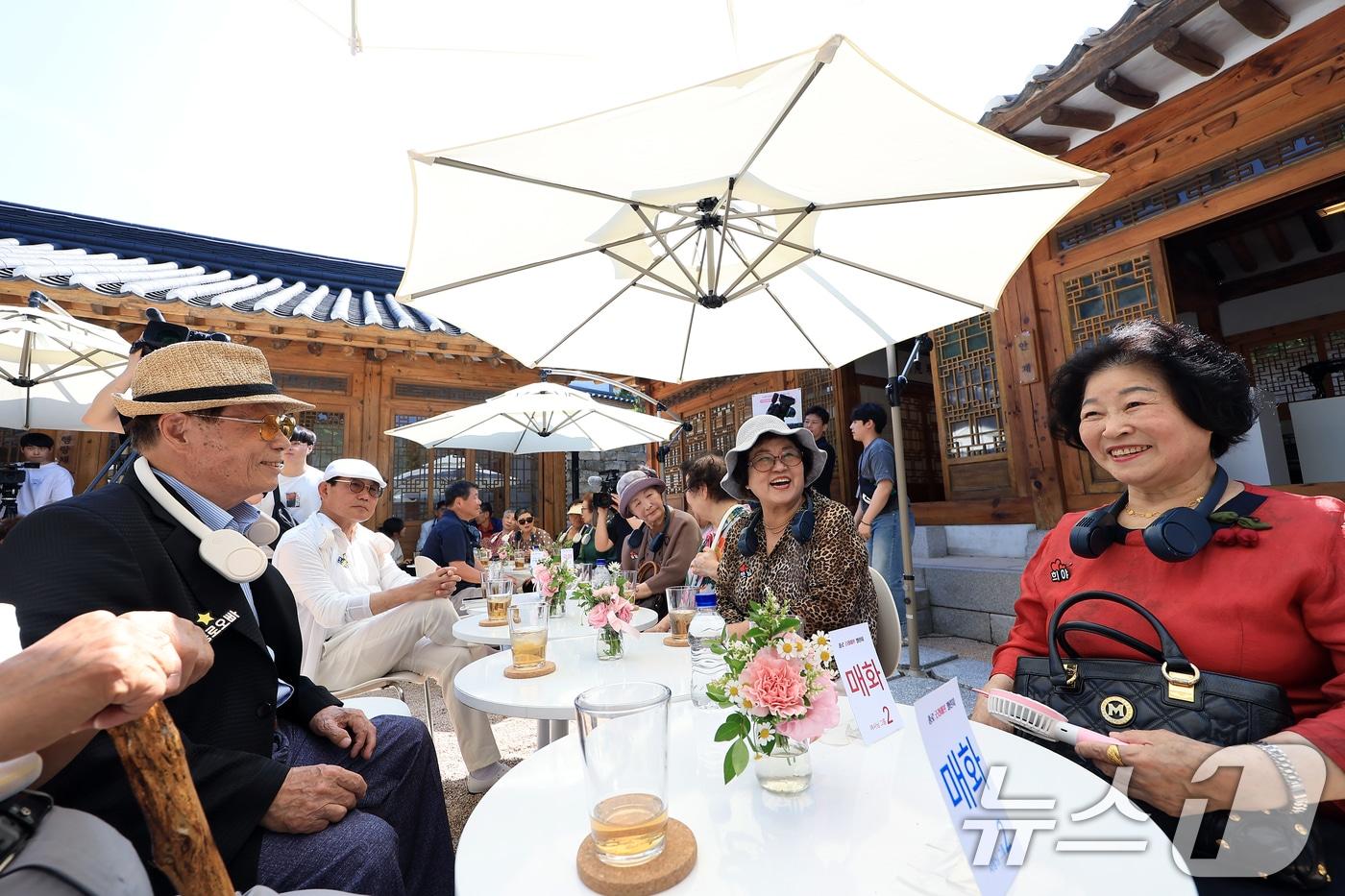 12일 오후 서울 종로구 창의문로 전통문화공간 무계원에서 열린 2025 어르신 솔로 프로젝트 1탄: 종로 굿라이프 챌린지에 참여한 65세 이상 싱글 어르신들이 가볍게 자유대화를 나누고 있다. 025.6.12/뉴스1 ⓒ News1 박정호 기자