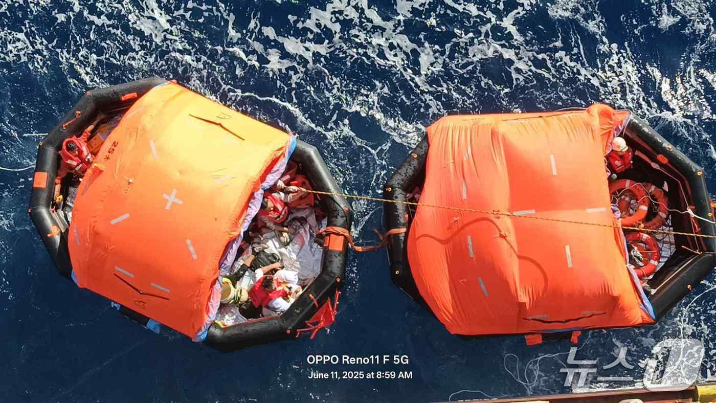 해양수산부는 11일 오후 1시 20분경(한국시간) 인도양(몰디브 남방 약 500해리)에서 침몰 중이던 파나마 선적 'RUN FU 3호(1만9495톤)'의 선원 23명을 우리나라 화물선 '메이플 하버호(3만1540톤)'가 전원 구조했다고 밝혔다.(사진제공=해양수산부)